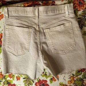 GAP-Tan-Shorts-Size 27 HIGH RISE. Never been worn.